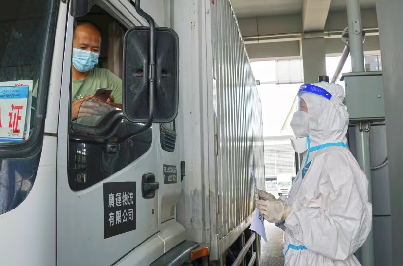 當好大橋口岸跨境物流通關(guān)的“守門員”